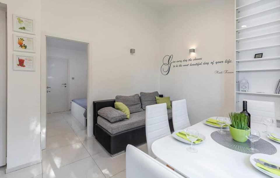 Apartment Betty Барбарига Екстериор снимка